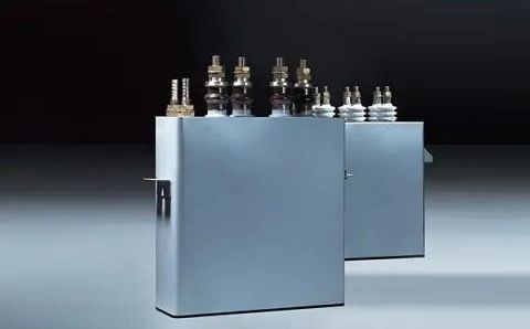 電容器在直流電路中起什么作用？